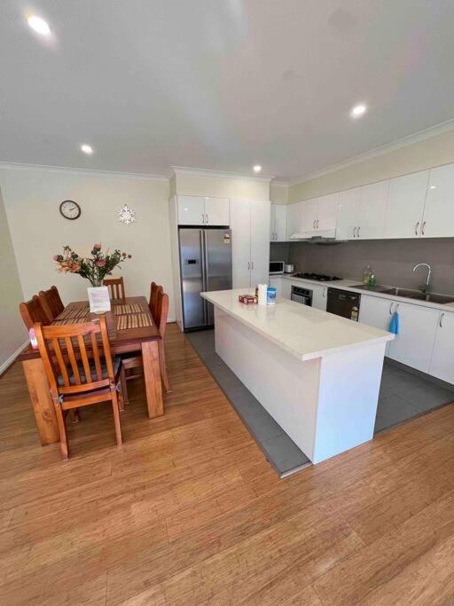 Spacious & Sunny 2Br With Garage,11 Min To Airport Villa Melbourne Bagian luar foto