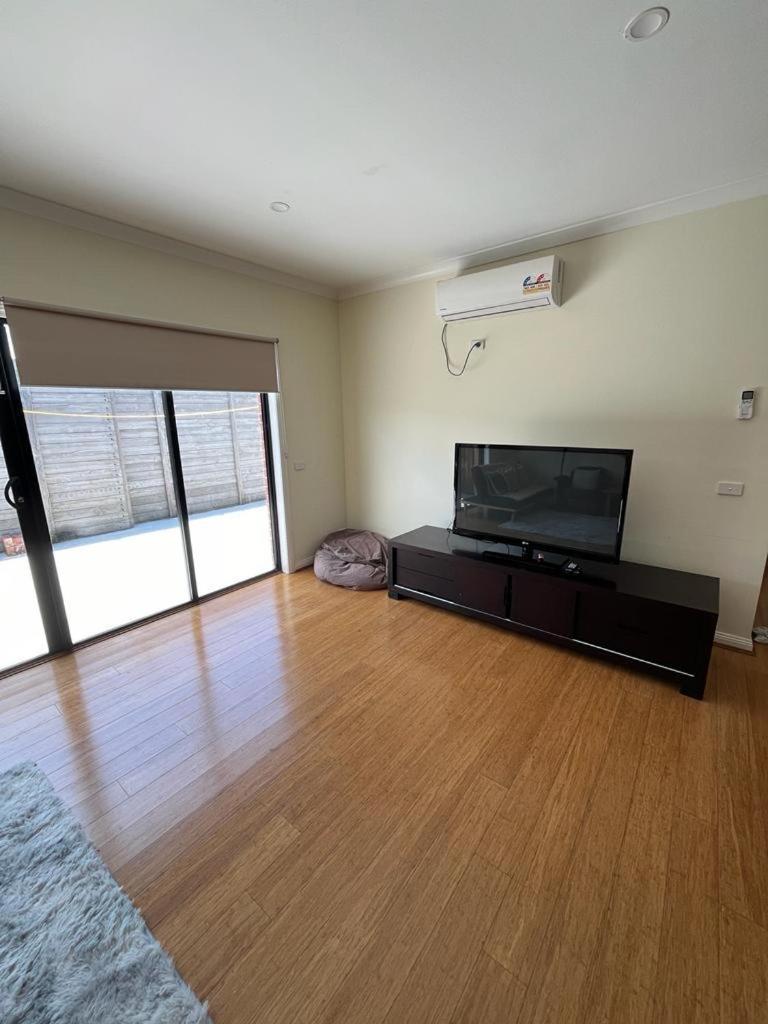 Spacious & Sunny 2Br With Garage,11 Min To Airport Villa Melbourne Bagian luar foto