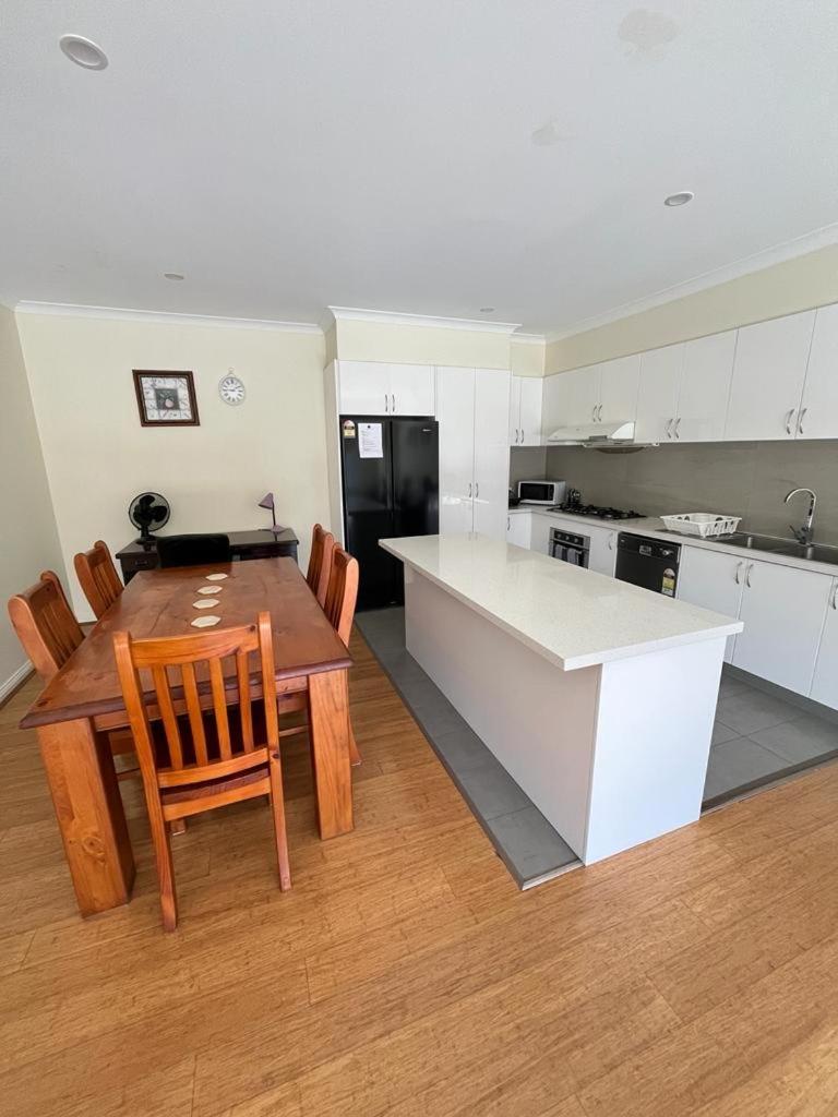 Spacious & Sunny 2Br With Garage,11 Min To Airport Villa Melbourne Bagian luar foto