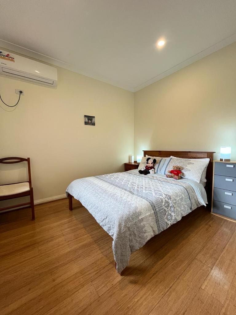 Spacious & Sunny 2Br With Garage,11 Min To Airport Villa Melbourne Bagian luar foto